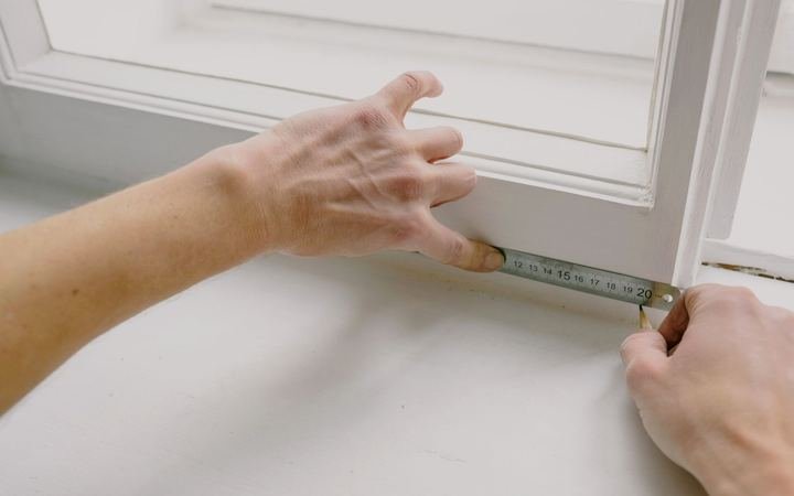 Keşif sırasında pencere ve balkon ölçüsünün metal metreyle alınması